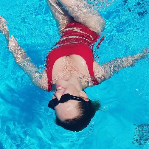 39-Летняя альбина джанабаева похвасталась соблазнительной фигурой в купальнике