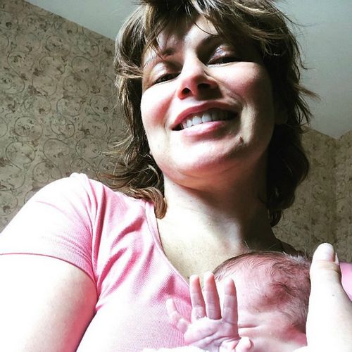 41-Летняя светлана зейналова опубликовала трогательное фото с новорожденной дочерью