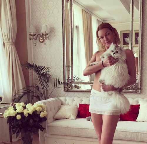 Анастасия волочкова ответила за фото топлес с котом