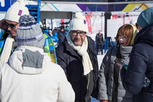 Евгений миронов, евгений стычкин и другие звезды покатались на лыжах в южно-сахалинске