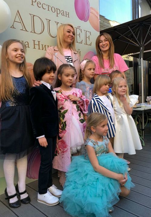 Яна рудковская и ее 5-летний сын устроили грандиозный праздник для детей с дцп