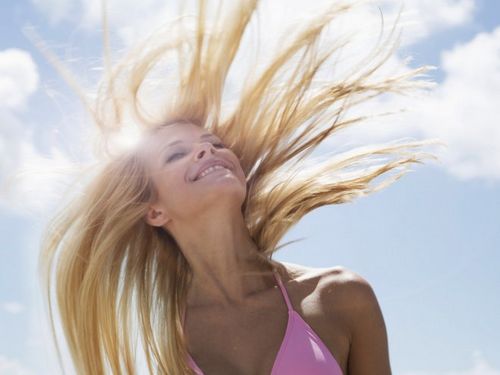Как защитить волосы летом