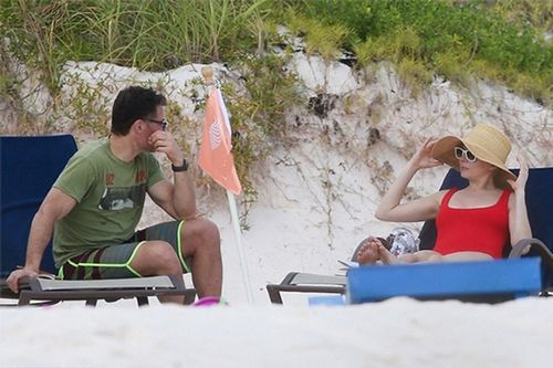 Мишель уильямс подогрела слухи о помолвке с бойфрендом совместным отдыхом на багамах