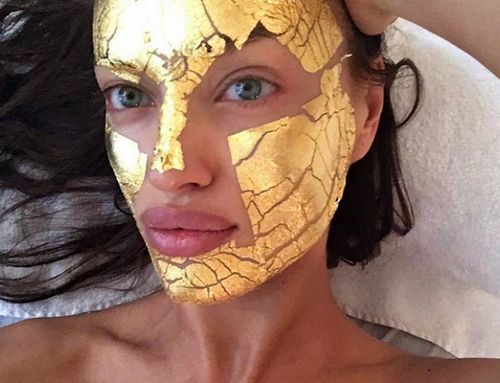 Много каратов: маска для лица из чистого золота, как у моделей victoria’s secret