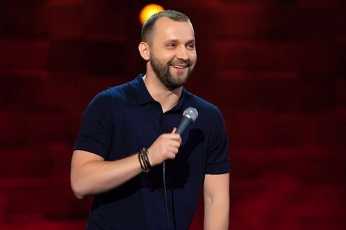 Руслан белый в новом шоу «комик в городе» на тнт отправился развивать юмор в российских городах