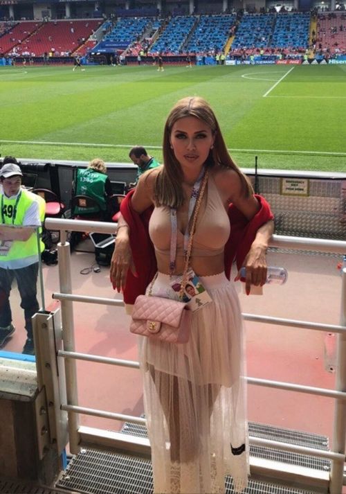 Виктория боня продемонстрировала роскошную грудь на футбольном стадионе